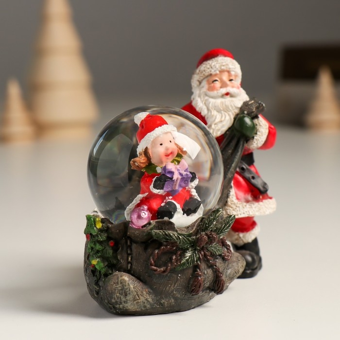Сувенир полистоун водяной шар Сувенир полистоун водяной шар "Дед Мороз с мешком подарков и помощницей" 10,5х6х8,5 см