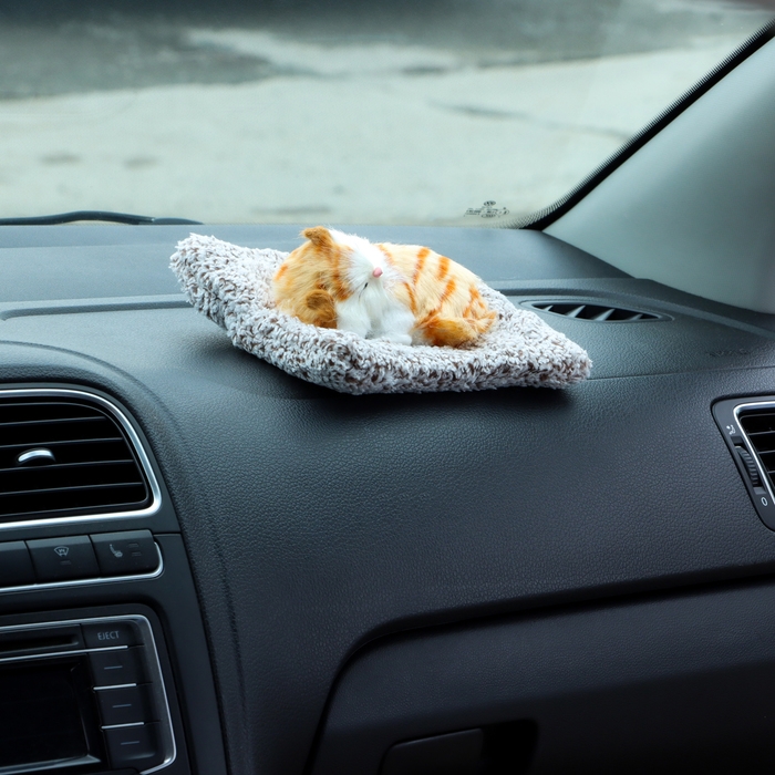 Игрушка на панель авто, кошечка на подушке, бело-рыжий окрас Игрушка на панель авто, кошечка на подушке, бело-рыжий окрас