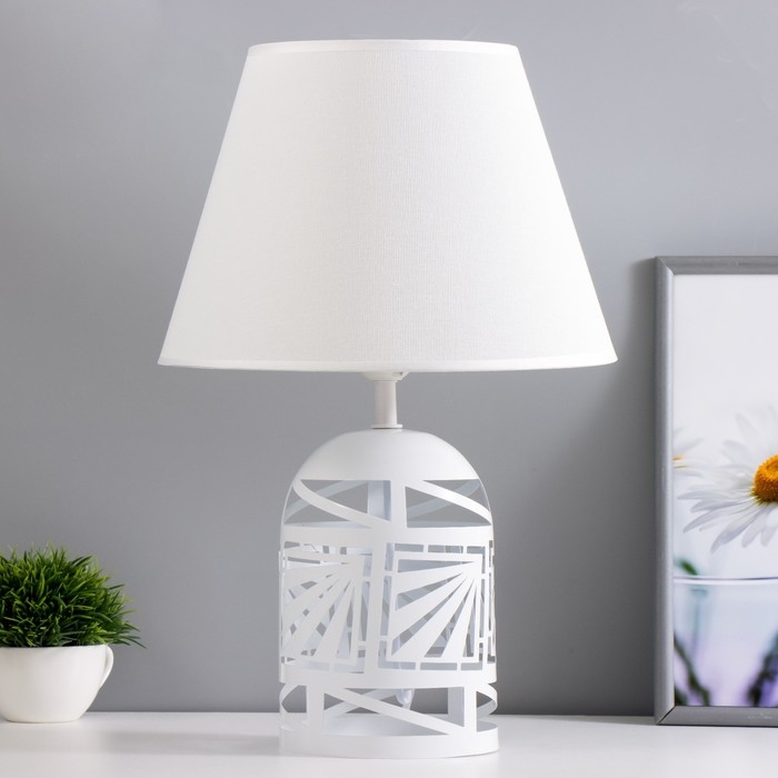 Настольная лампа Настольная лампа "Бирма" E14 40Вт белый 27х27х42 см RISALUX