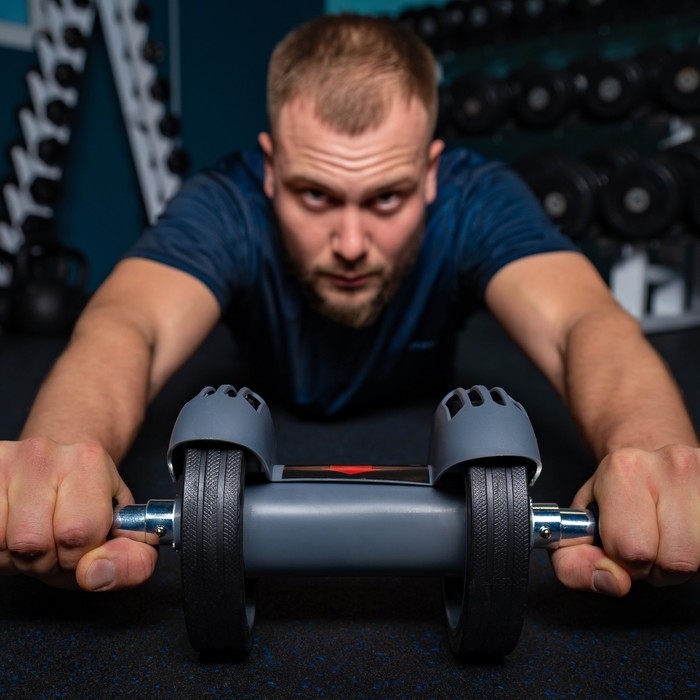 Ролик для пресса ONLYTOP, с возвратным механизмом, 2 колеса, с ковриком Ролик для пресса ONLYTOP, с возвратным механизмом, 2 колеса, с ковриком