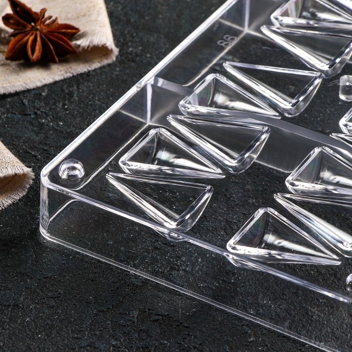 Форма для конфет и шоколада «Малый конус», 20×12×2,5 см, 20 ячеек 2×3×1 см, цвет прозрачный Форма для конфет и шоколада «Малый конус», 20×12×2,5 см, 20 ячеек 2×3×1 см, цвет прозрачный