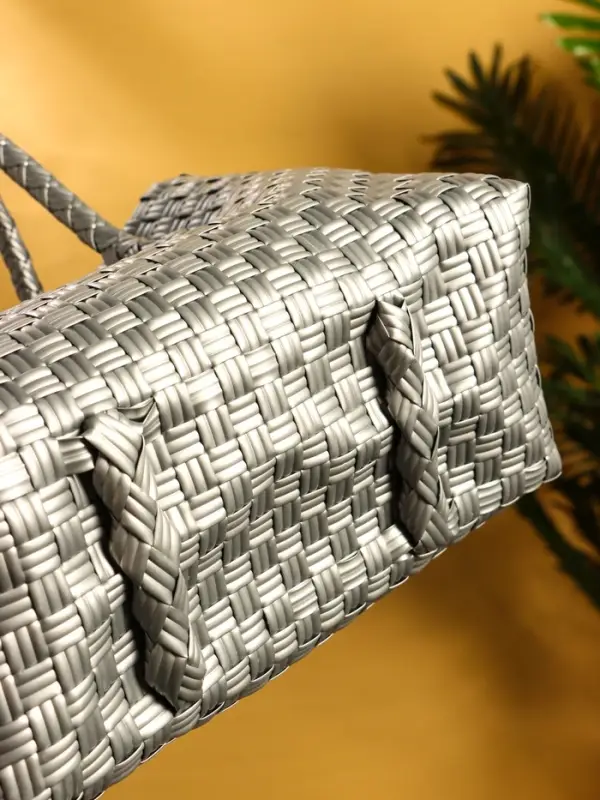 Сумка плетёная пластиковая 23х11х30 см, цв. серебристый Сумка плетёная пластиковая 23х11х30 см, цв. серебристый