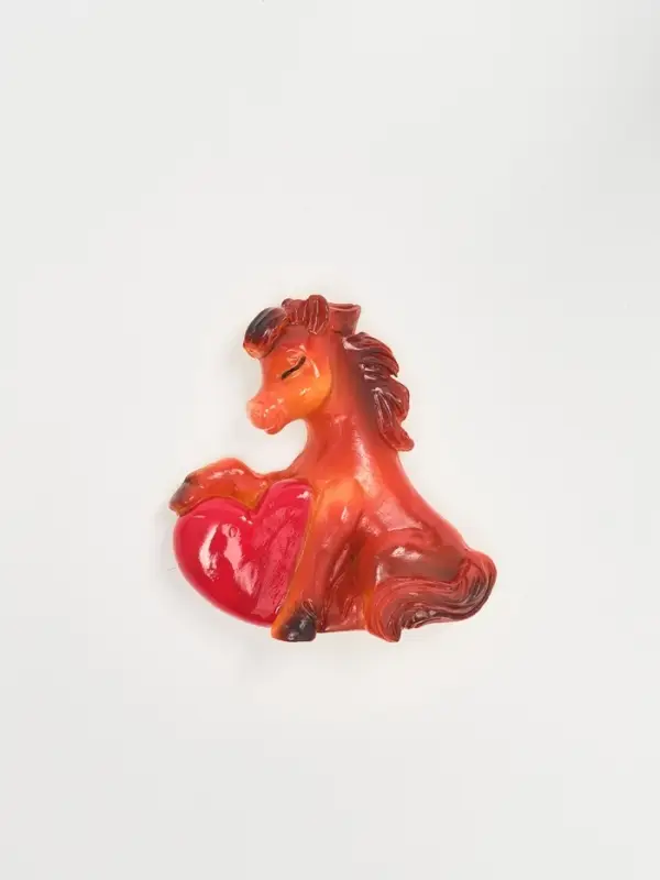 Магнит новогодний на холодильник «Лошадь с сердем», 5.5 х 5.2 см