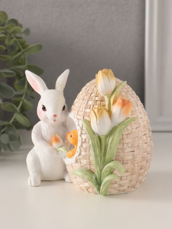 Сувенир полистоун  Сувенир полистоун "Кролик с цыплёнком в плетённом яйце с тюльпанами" 12х9х11 см