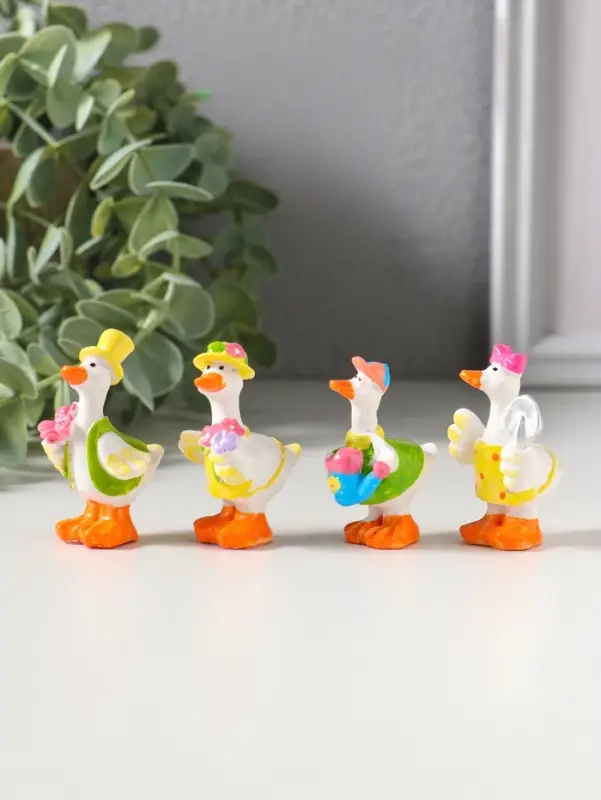 Сувенир полистоун "Гусятки в ярких нарядах" набор 4 шт 2,5х2,5х5,5 см
