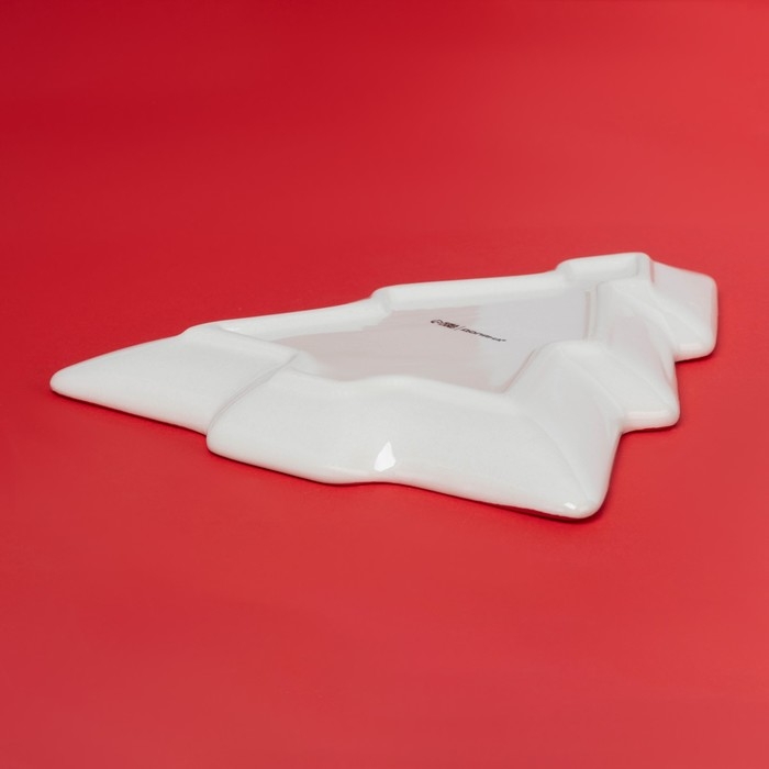 Тарелка новогодняя Доляна «Сани Деда Мороза», керамика, 23×20×2,2 см, цвет белый