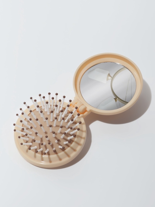 Расчёска массажная «Капибара», складная, с зеркалом, d=6.5 см, бежевая Расчёска массажная «Капибара», складная, с зеркалом, d=6.5 см, бежевая