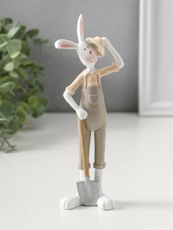 Сувенир полистоун "Зайчик в сером комбинезоне, со шляпой, лопатой" 19,5 см