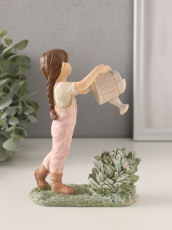 Сувенир полистоун  Сувенир полистоун "Малышка в комбинезоне, поливает из лейки цветы" 11,5х5х15 см
