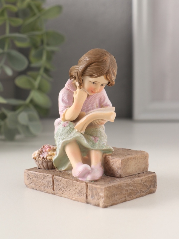 Сувенир полистоун  Сувенир полистоун "Малышка читает на лесенках" розово-зелёный 7х5х8,5 см