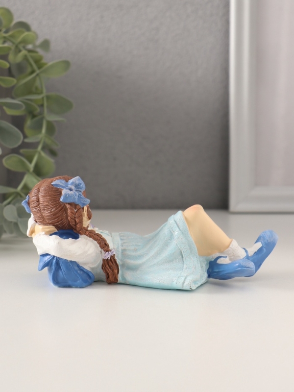 Сувенир полистоун "Малышка лежит на полянке, с рюкзаком" 14х6,5х7 см