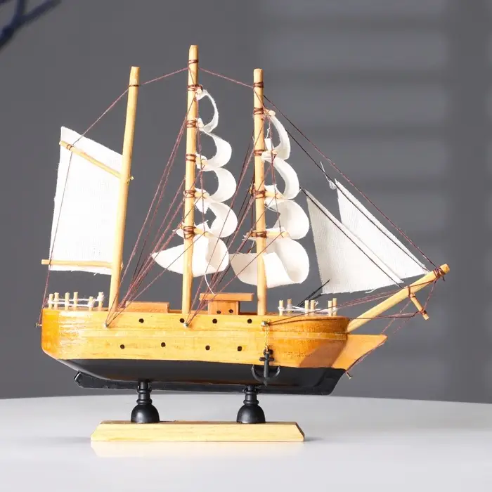 Сувенирная модель корабля &laquo;Аляска&raquo;, борта светлое дерево, паруса белые пиратские, 4.5&times;23&times;24 см