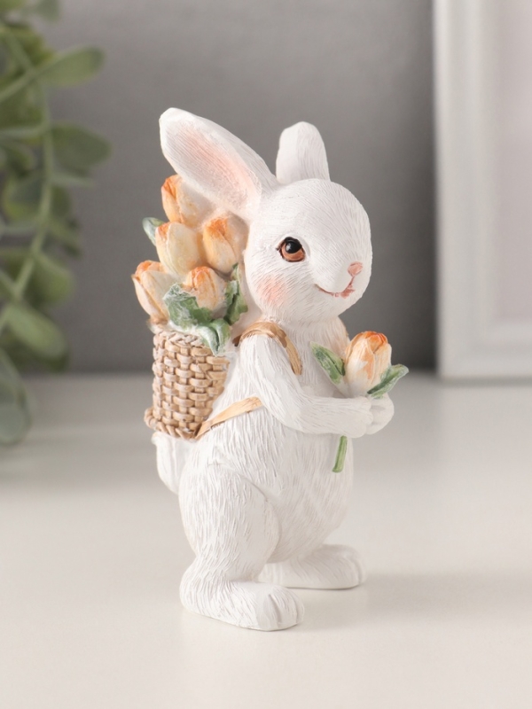 Сувенир полистоун  Сувенир полистоун "Белый кролик с тюльпанами в рюкзаке-корзине" 6,5х5,5х11,5 см