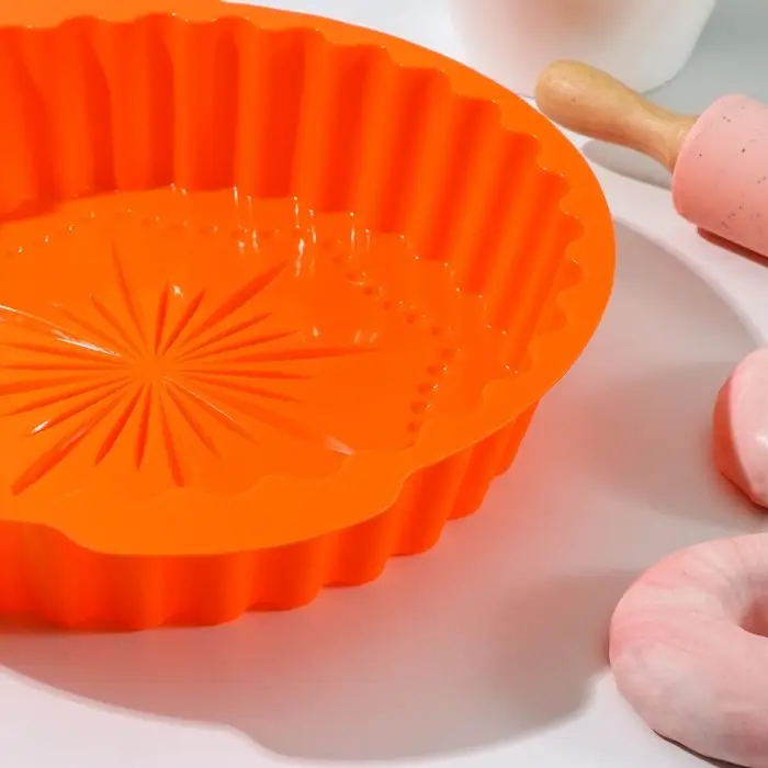 Форма для выпечки Доляна «Рифлёный круг. Звезда», силикон, 29×28 см, с ручками, цвет МИКС Форма для выпечки Доляна «Рифлёный круг. Звезда», силикон, 29×28 см, с ручками, цвет МИКС