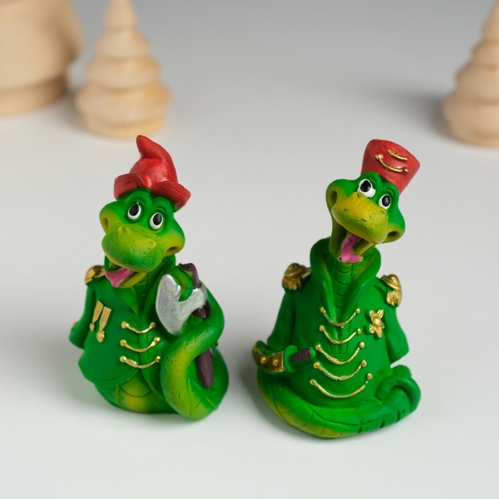 Сувенир полистоун Сувенир полистоун "Змей зелёный в форме" МИКС 4,5х4х6,5 см