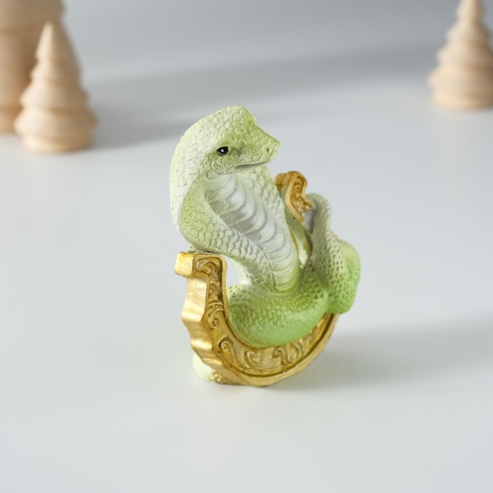 Сувенир полистоун Сувенир полистоун "Зелёная кобра на подкове" 5х3,5х7,5 см