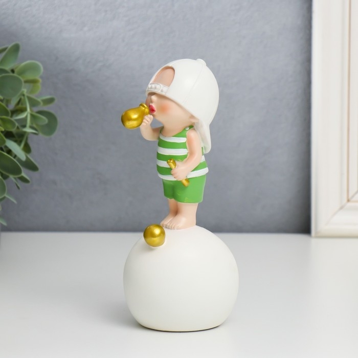 Сувенир полистоун  Сувенир полистоун "Малыш в белой бейсболке, с золотым пузырём на шаре" 16х7х8 см