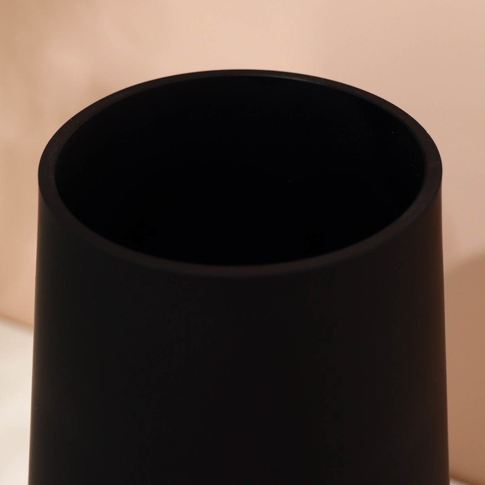 Ваза для цветов «Глория» из черного стекла 27 х 14 х 14 см Ваза для цветов «Глория» из черного стекла 27 х 14 х 14 см