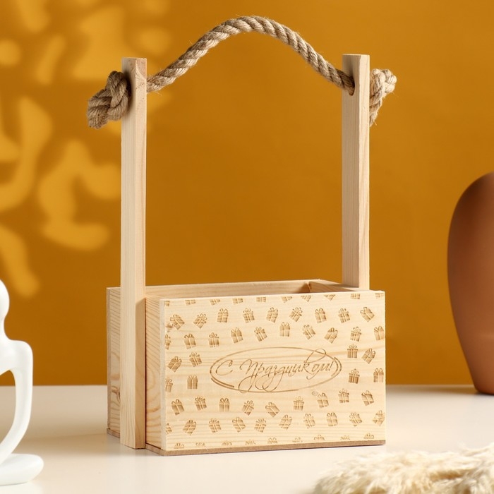 Кашпо деревянное, 15×12×8(25) см  Кашпо деревянное, 15×12×8(25) см "С Праздником!", ручка верёвка, гравировка