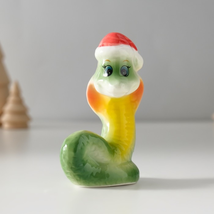 Сувенир керамика Сувенир керамика "Зелёная кобра в новогоднем колпаке" 4х6х8 см