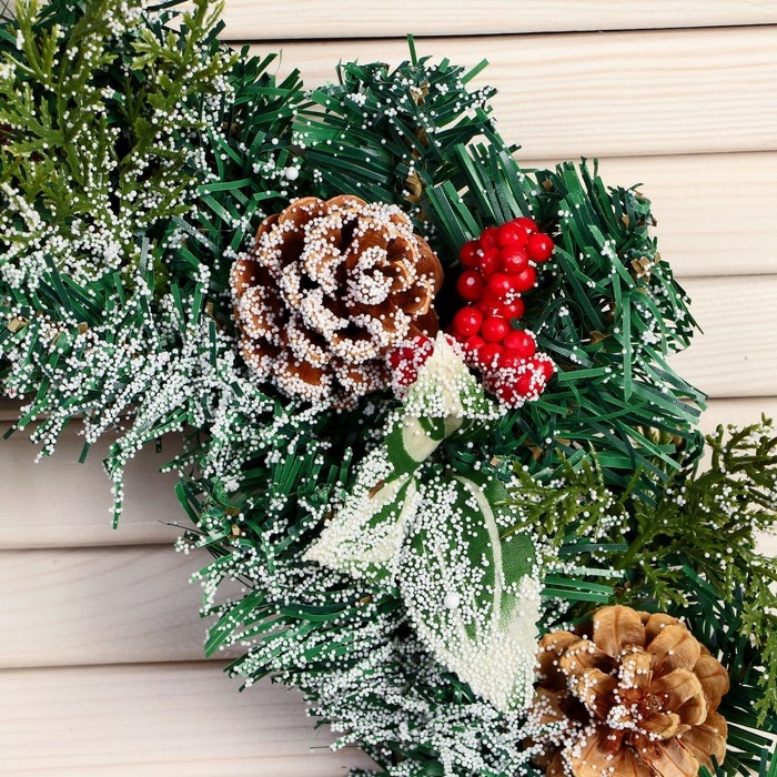 Венок новогодний d- 30 см  Венок новогодний d- 30 см "Уютная сказка" листья ягоды шишки