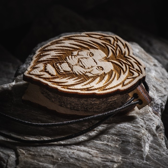 Ароматизатор подвесной из натурального дерева, набор: подвеска Лев (дерево, войлок), парфюмированная пропитка Ваниль, 5 мл Ароматизатор подвесной из натурального дерева, набор: подвеска Лев (дерево, войлок), парфюмированная пропитка Ваниль, 5 мл