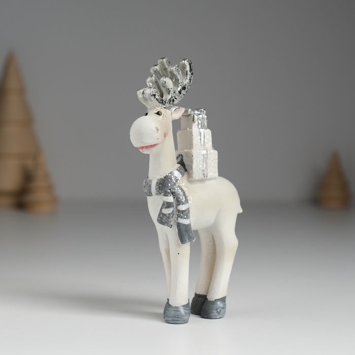 Сувенир полистоун Сувенир полистоун "Олень с серебристыми рожками, с белыми подарками на спине" 5,5х2х11,5 см