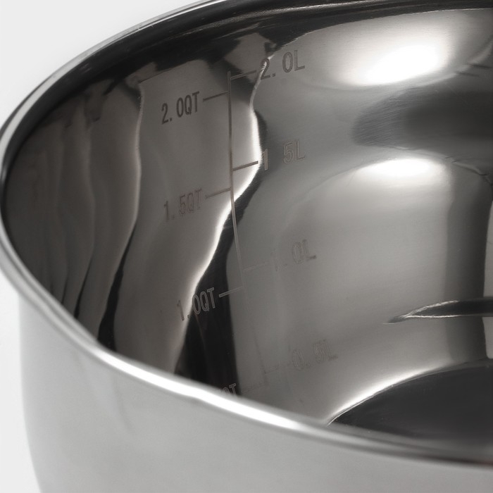Миска из нержавеющей стали, 2 л, 22×19×11,5 см, с противоскользящим дном и мерной шкалой, силиконовая ручка Миска из нержавеющей стали, 2 л, 22×19×11,5 см, с противоскользящим дном и мерной шкалой, силиконовая ручка