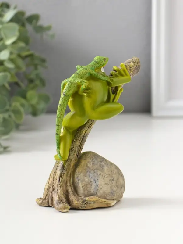 Сувенир полистоун "Лягушонок на дереве с ящерицей на спине" 12,5 см