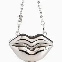 Сумка мини-клатч на магните, в форме губ, жёсткий корпус, на длинной цепочке, серебристая