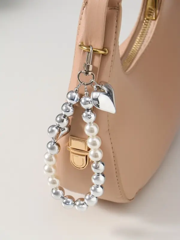 Брелок на карабине "Жемчужная нить с сердцем" серебристо-белый 11х3х1 см