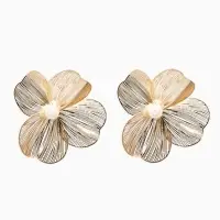 Серьги с жемчугом &laquo;Цветы&raquo;, лёгкие, белые в золоте