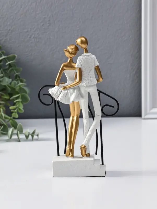 Сувенир полистоун "Парочка стоит на лестнице с перилами" бело-золотой 4,4х12,5х21 см
