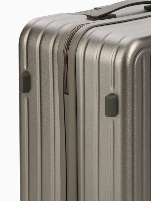 Чемодан 24 Чемодан 24", PС, 42*27*66, отд на молнии, код замок, 4 колеса, т. серый