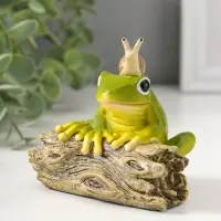 Сувенир полистоун "Лягушонок на коряге с улиткой на голове" 9,5 см