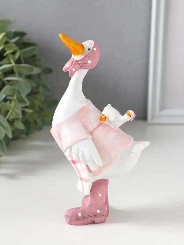 Сувенир полистоун "Гусыня в розовой косынке, с малышом на спине" 9х6,5х15 см