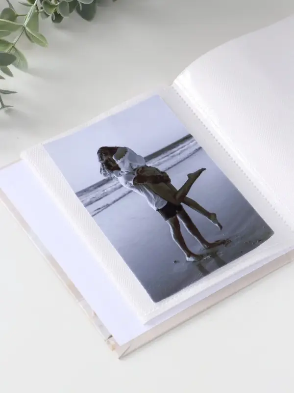 Фотоальбом на 40 фото 10х15 см Фотоальбом на 40 фото 10х15 см "Подарки и снеговик" в коробке тисн.золото 4,7х14х17 см