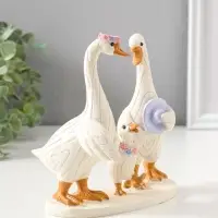 Сувенир полистоун "Семейство лапчатых гусей, с цветочными венками" 16,5 см