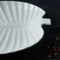 Блюдо для подачи &laquo;Лист&raquo;, 30&times;19.5&times;3 см, керамика, цвет белый
