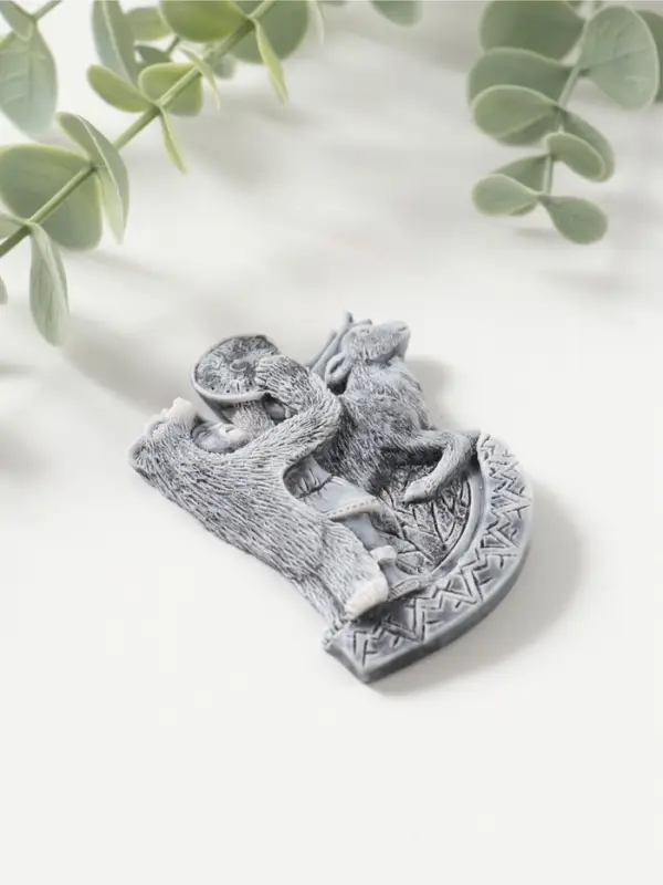 Магнит "Шаман в шкуре медведя с бубном и олень" (барельеф) 7,5см