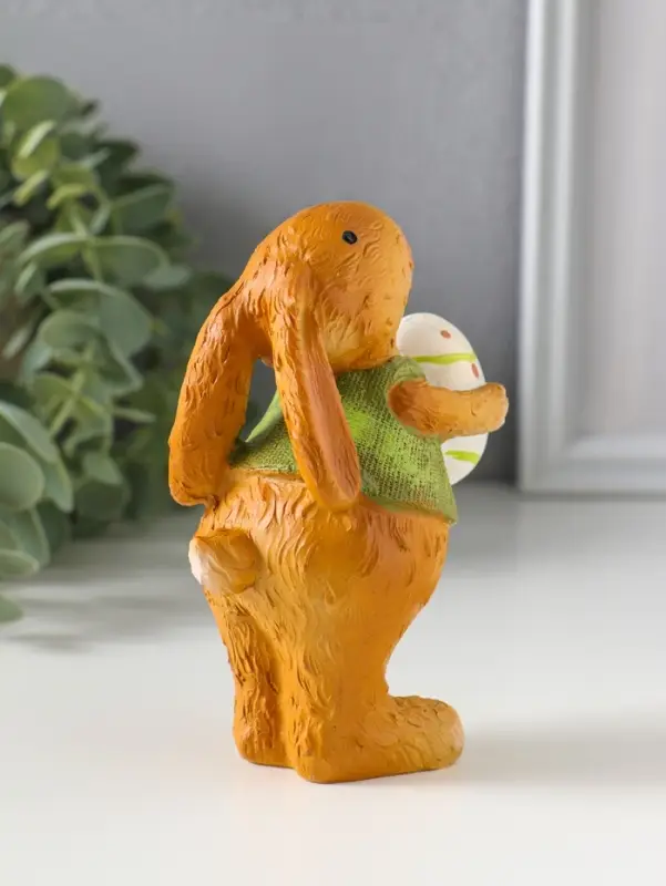 Сувенир полистоун "Зайчик в зелёной маечке с пасхальным яичком в лапках" 5,5х6,5х13 см