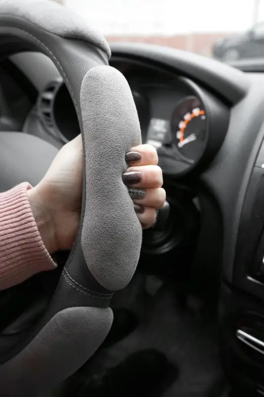 Спонжевая оплетка руля AVS SP-426M-GR ( размер M, серый) - Серия "Sponge"