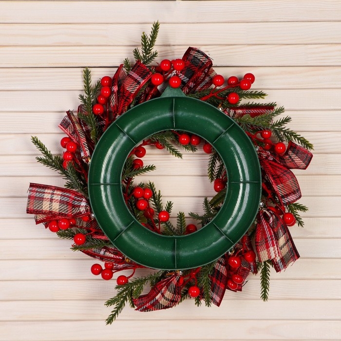 Венок новогодний d- 30 см  Венок новогодний d- 30 см "Уютная сказка" клетчатые ленты ягоды