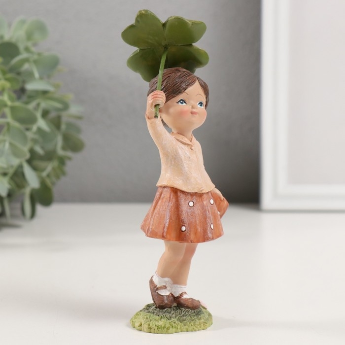 Сувенир полистоун "Малышка с зелёным клевером" 6,5х5,5х15,5 см