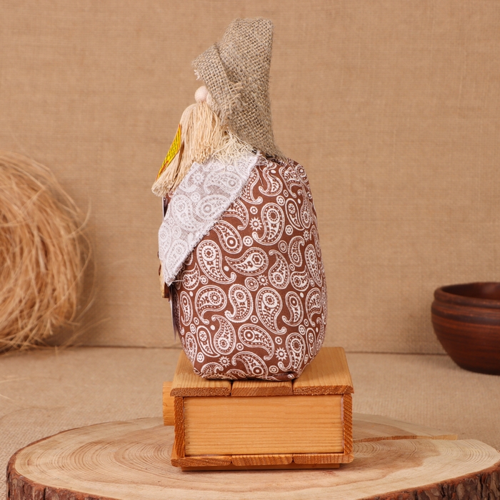 Домовой Домовой "Афанасий с купюрой", на сундуке, 28х15х12 см