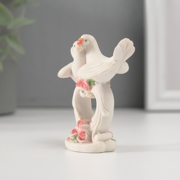 Сувенир полистоун Сувенир полистоун "Голуби на ажурной подставке с розовыми розами" 6х6,3х3 см