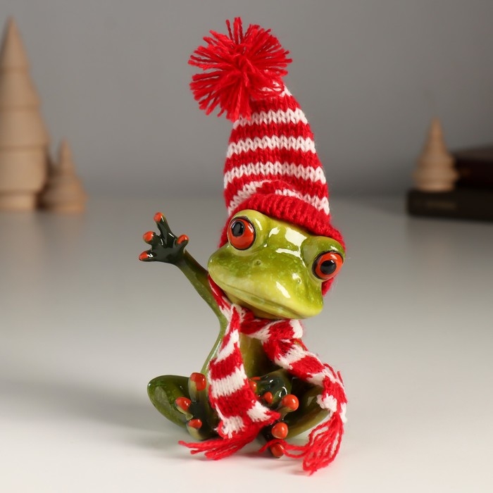 Сувенир полистоун лак Сувенир полистоун лак "Лягуха в шаполчке и шарфике приветствует" 7,7х6,3х13 см