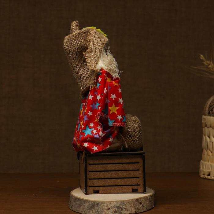 Оберег-домовой Оберег-домовой "Славуся в льняном колпаке, на сундуке с сердцем", средний, микс