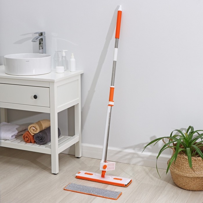 Швабра с отжимом, водосгоном и щёткой Raccoon, 2 насадки из микрофибры 42×11,5 см, стальная ручка 134 см