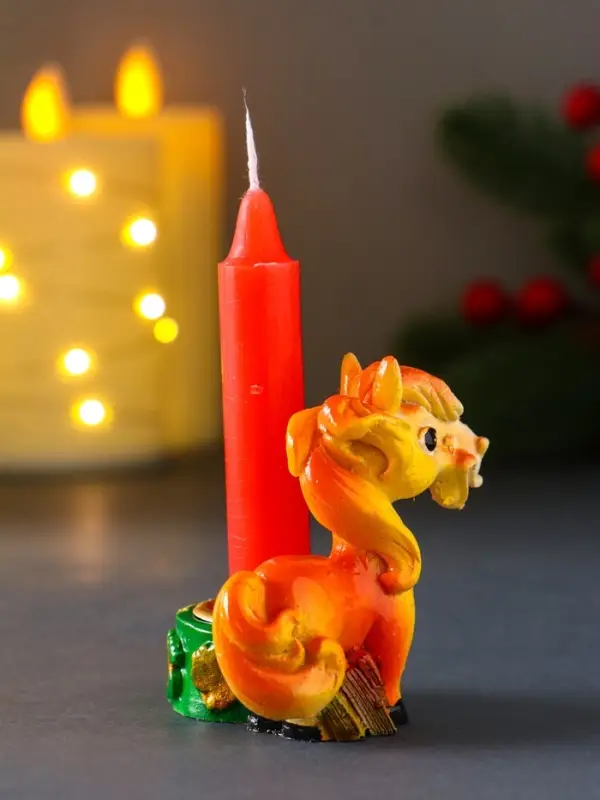 Подсвечник полистоун "Коняшка с банкнотами и подковой" d=2,3 см 5,3х4х6 см